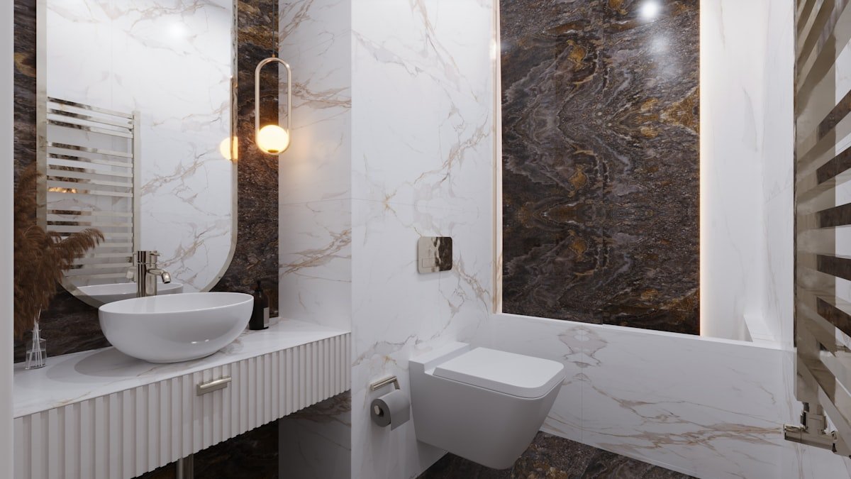 Compact bathroom with mirror and matching towels in one colour
