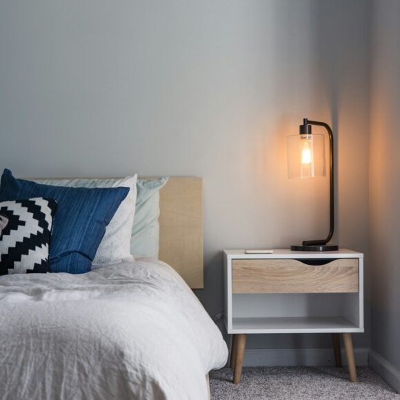Budget bedroom decor ideas with layered bedding and warm lighting