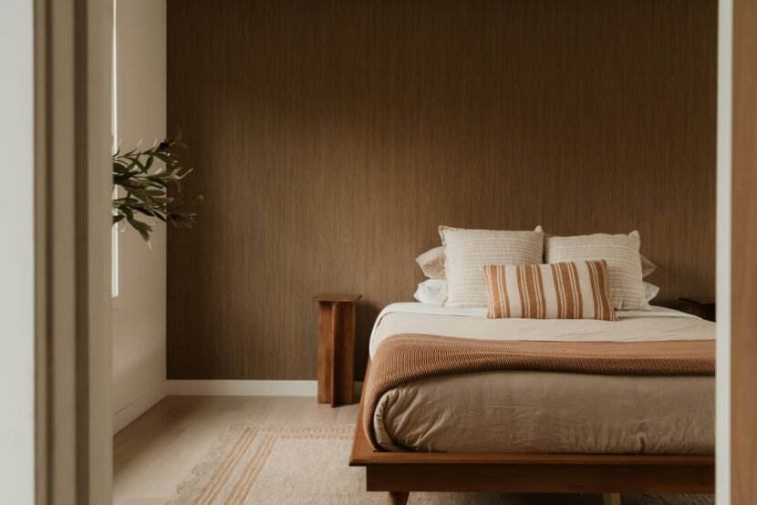 Minimalist Bedroom Ideas That Feel Warm and Restful Warm minimalist bedroom with layered linen bedding and soft natural light